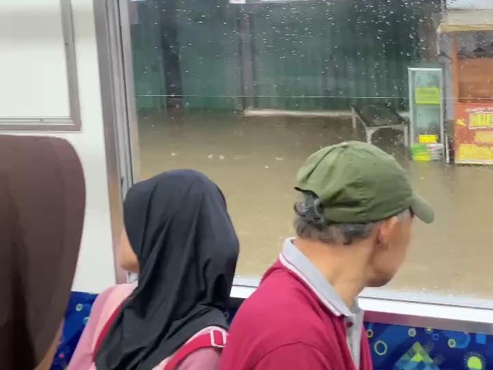 Banjir tutupi rel Kebayoran-Pondok Ranji (dok. Andira Yunita)