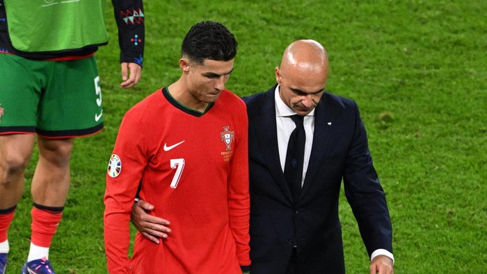 Soccer Football - Euro 2024 - Quarter Final - Portugal v France - Hamburg Volksparkstadion, Hamburg, Germany - July 5, 2024 Portugal coach Roberto Martinez consoles Cristiano Ronaldo after losing the penalty shootout REUTERS/Annegret Hilse     TPX IMAGES OF THE DAY