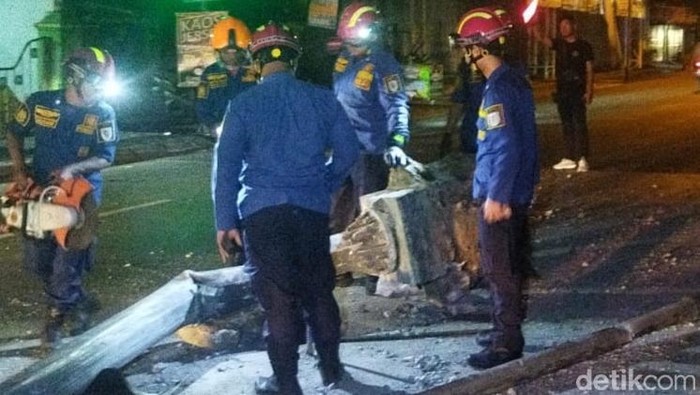 Damkar Klaten memotong baja traffic light jalan Jogja-Solo yang ditabrak bus beberapa waktu lalu. Foto diunggah Sabtu (6/7/2024)