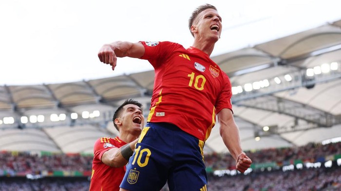STUTTGART, GERMANY - JULY 05: Dani Olmo of Spain celebrates scoring his teams first goal with teammate Alvaro Morata during the UEFA EURO 2024 quarter-final match between Spain and Germany at Stuttgart Arena on July 05, 2024 in Stuttgart, Germany. (Photo by Alex Livesey/Getty Images)