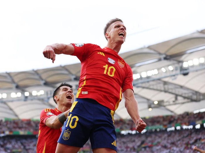 STUTTGART, GERMANY - JULY 05: Dani Olmo of Spain celebrates scoring his teams first goal with teammate Alvaro Morata during the UEFA EURO 2024 quarter-final match between Spain and Germany at Stuttgart Arena on July 05, 2024 in Stuttgart, Germany. (Photo by Alex Livesey/Getty Images)