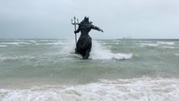 Gelombang tinggi juga menerjang patung di pantai kawasan Progreso, Mexico.