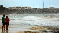Badai memicu gelombang tinggi di pantai kawasan Progreso, Meksiko.