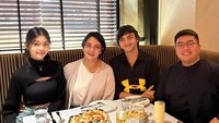 Ini momen Dian bersama anaknya saat makan bersama. Mereka makan di sebuah restoran, tampak menikmati pizza, pasta, dan calamari. Foto: Instagram @bu_deedee