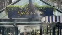 Dian pernah liburan ke Orchid Forest Cikole, Lembang. Ia berpose di depan Golden Pine, kafe yang aesthetic di Bandung. Foto: Instagram @bu_deedee