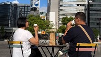 Tak hanya sendiri momen ngopi itu dibagikan, tapi juga bersama sang suami, Anjasmara. Momen ngopinya ini tampak keren di Seoul, Korea Selatan. Foto: Instagram @bu_deedee