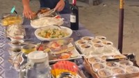 Begini keseruan mereka saat makan bersama. Makanannya sangat beragam, mulai dari seafood hingga aneka dessert. Foto: Instagram @bu_deedee