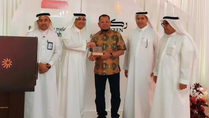 Direktur Utama PT HATI, Ir Sugiri menerima penghargaan dari Mashariq, Rabu (26/6/2024). Penghargaan diberikan sebagai apresiasi Mashariq atas dukungan selama musim Haji 1445 H.