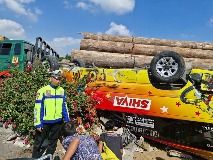 elf terlibat kecelakaan di tol kebomas hingga menewaskan 2 orang