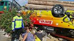 Kecelakaan Elf Vs Truk Trailer Muat Kayu di Tol Kebomas, 2 Orang Tewas