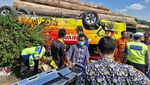 Kecelakaan Elf Vs Truk Trailer Muat Kayu di Tol Kebomas, 2 Orang Tewas
