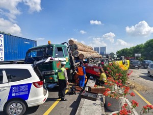 Detik-detik Elf Terseruduk Trailer hingga Terbalik di Tol Kebomas, 2 Tewas