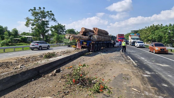 elf terlibat kecelakaan di tol kebomas hingga menewaskan 2 orang