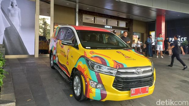 Isbianto saat foto dengan mobil dinas Wali Kota Solo Gibran Rakabuming Raka, yang terparkir di Solo Paragon Mall, Sabtu (6/7/2024).