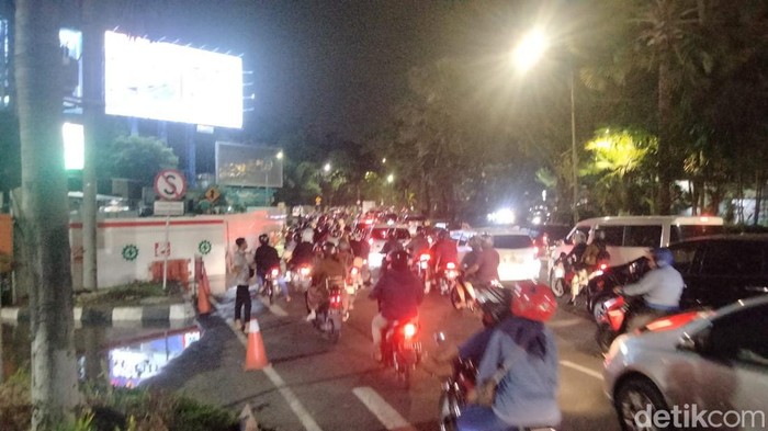 Genangan air pipa PDAM bocor imbas proyek Tunnel TIJ-KBS bikin lalu lintas padat merayap.