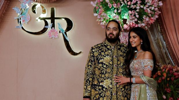 Anant Ambani, son of businessman Mukesh Ambani, poses with his fiance Radhika Merchant on the red carpet during the sangeet ceremony at Jio World Centre, Mumbai, India, July 5, 2024. REUTERS/Francis Mascarenhas