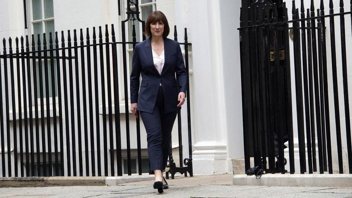 PM baru Inggris Keir Starmer menunjuk Rachel Reeves sebagai Menteri Keuangan. Ini adalah pertama kalinya posisi Menkeu Inggris dijabat seorang perempuan.