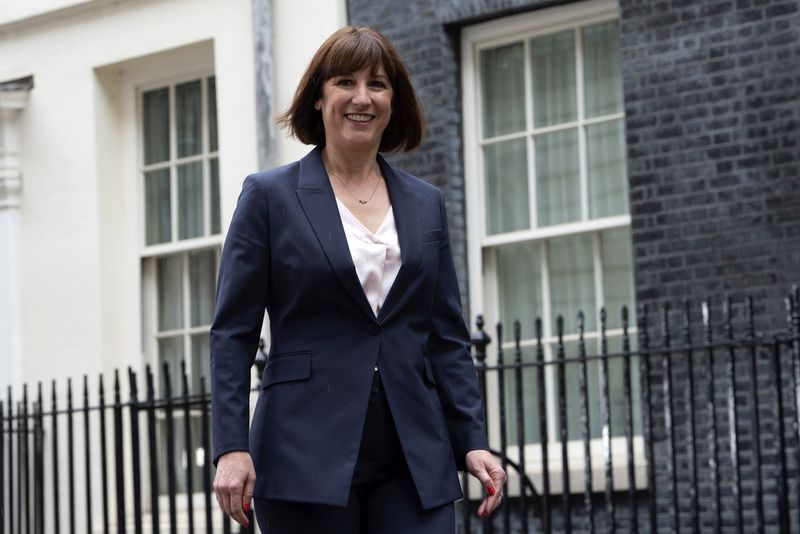 PM baru Inggris Keir Starmer menunjuk Rachel Reeves sebagai Menteri Keuangan. Ini adalah pertama kalinya posisi Menkeu Inggris dijabat seorang perempuan.