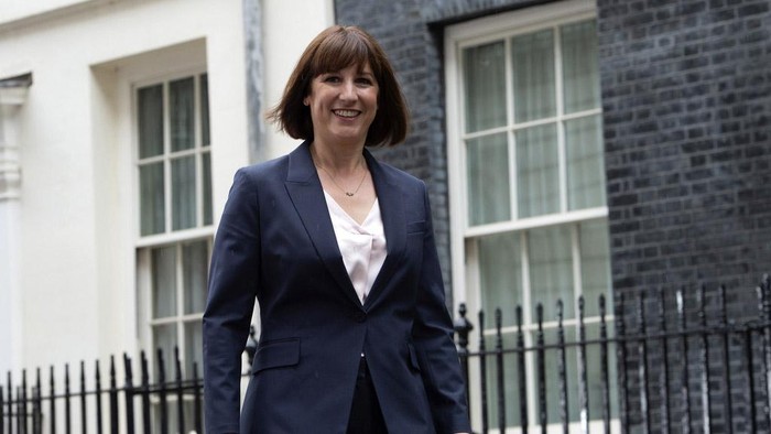 PM baru Inggris Keir Starmer menunjuk Rachel Reeves sebagai Menteri Keuangan. Ini adalah pertama kalinya posisi Menkeu Inggris dijabat seorang perempuan.