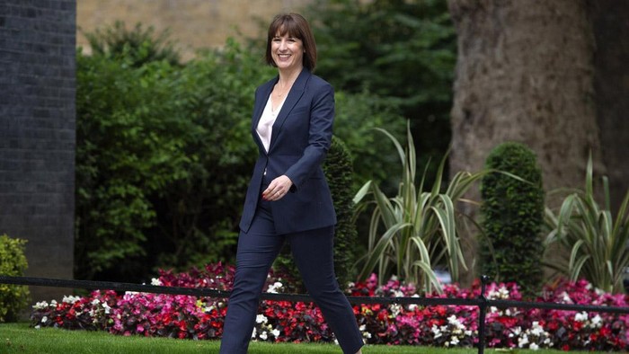 PM baru Inggris Keir Starmer menunjuk Rachel Reeves sebagai Menteri Keuangan. Ini adalah pertama kalinya posisi Menkeu Inggris dijabat seorang perempuan.