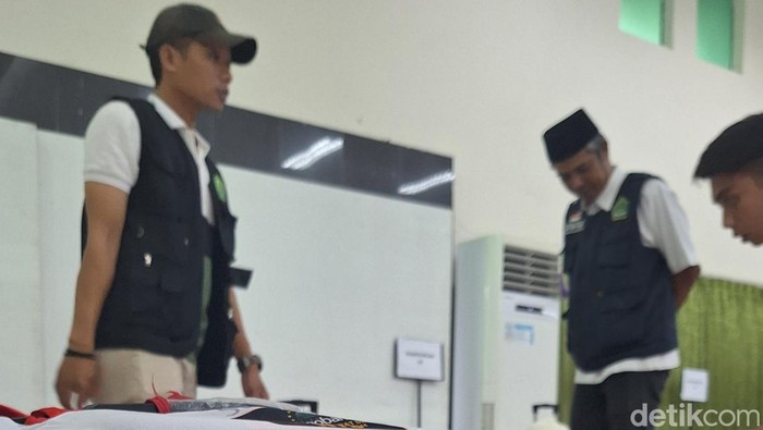 Petugas tengah merapikan koper-koper milik jemaah haji asal Nusa Tenggara Barat (NTB) yang baru saja sampai di Asrama Haji Embarkasi Lombok, Senin (24/6/2024).