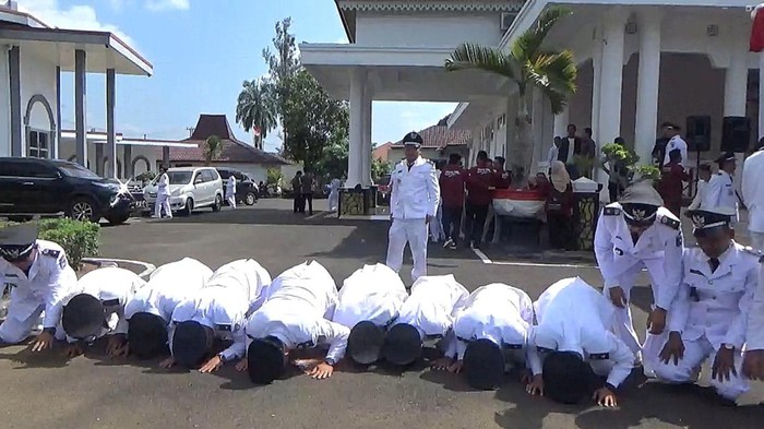 Kades di Bengkulu Utara sujud syukur usai masa jabatan mereka diperpanjang.