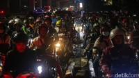 Banjir di ruas jalan tersebut menjadi penyebab kemacetan.