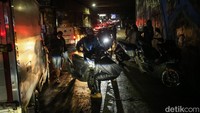 Sebagian pemotor nekat menerobos trotoar untuk menghindari macet.