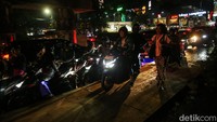 Kendaraan baik mobil maupun motor nampak tersendat.