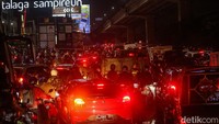 Macet membuat pengendara hanya bisa melajukan kendaraannya secara perlahan.