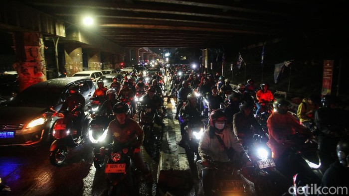 Macet parah terjadi di ruas jalan Kalimalang Jakarta Timur arah Bekasi, Sabtu (6/7/2024) malam.