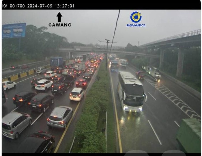 Kemacetan Melanda Jalan Tol Dalam Kota Jakarta pada Siang Hari