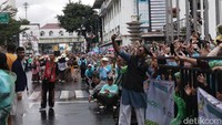 Acaranya juga meriah, kami rasa masyarakat menikmati acara ini. Dan ini mengingatkan dalam kebudayaan yang berbeda kita mengingatkan Dasasila Bandung, kata Bey.
