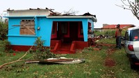 Sebuah rumah atapnya hilang disapu Badai Beryl.  