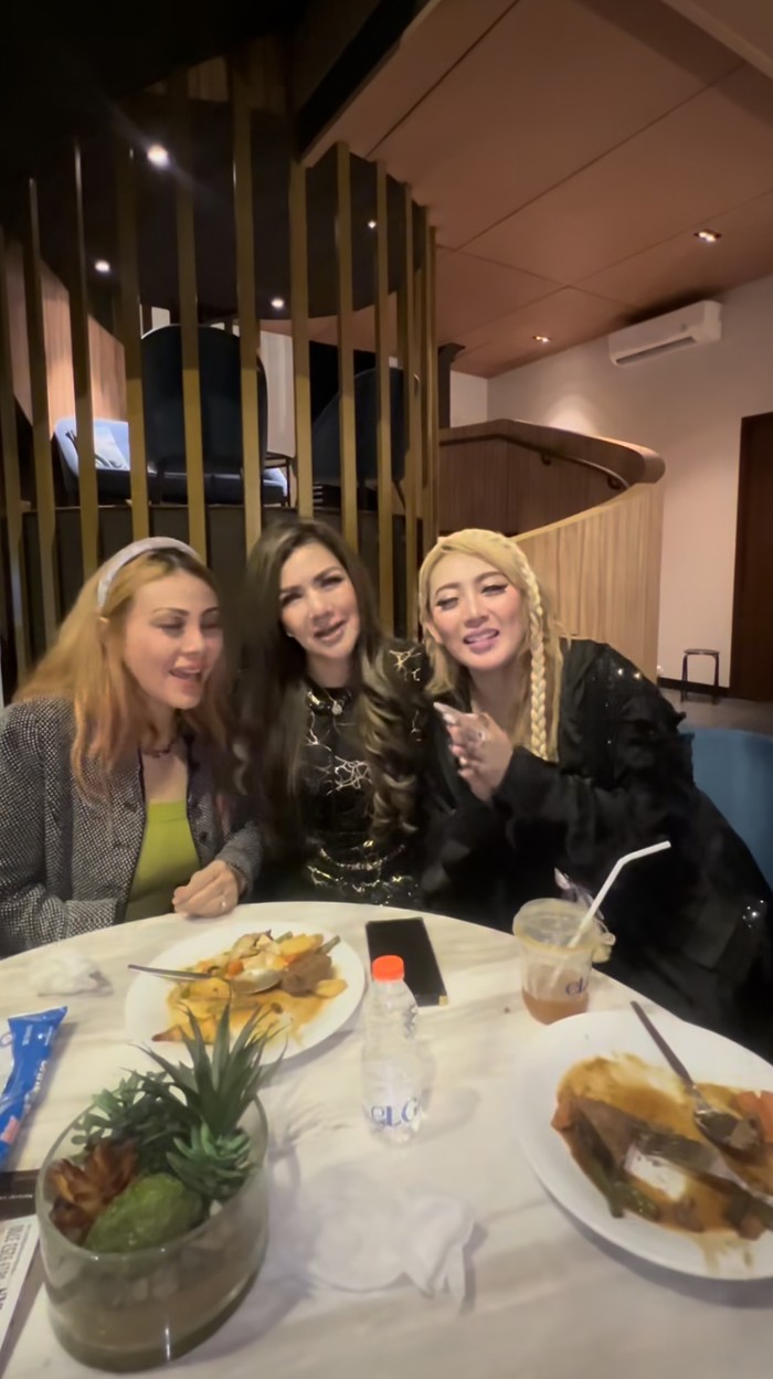 Keseruan Barbie Kumalasari Makan Tahu Gejrot hingga Durian