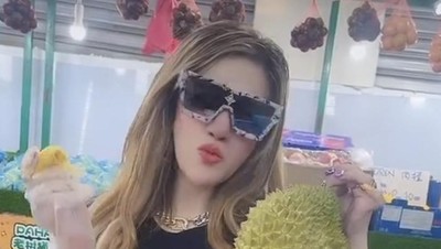 Keseruan Barbie Kumalasari Makan Tahu Gejrot hingga Durian