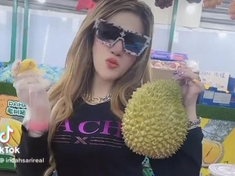 Keseruan Barbie Kumalasari Makan Tahu Gejrot hingga Durian