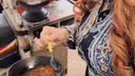 Keseruan Barbie Kumalasari Makan Tahu Gejrot hingga Durian