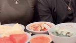 Keseruan Barbie Kumalasari Makan Tahu Gejrot hingga Durian