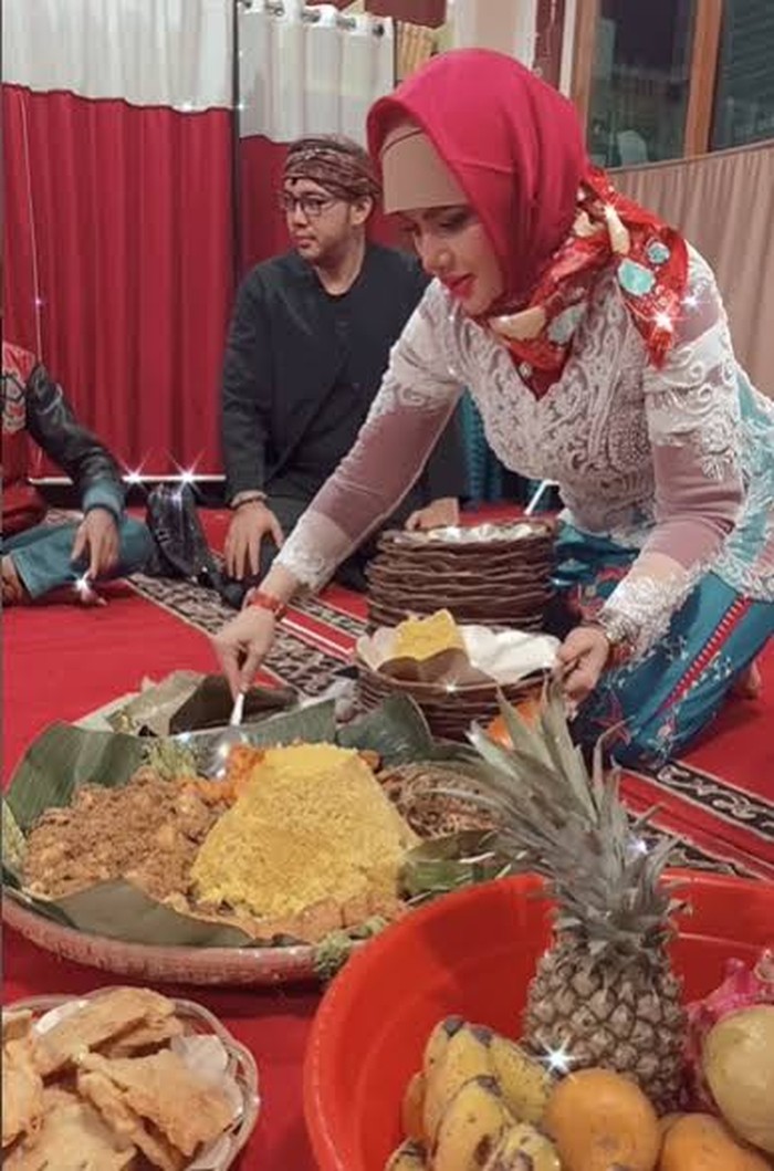 Keseruan Barbie Kumalasari Makan Tahu Gejrot hingga Durian Keseruan Barbie Kumalasari Makan Tahu Gejrot hingga Durian