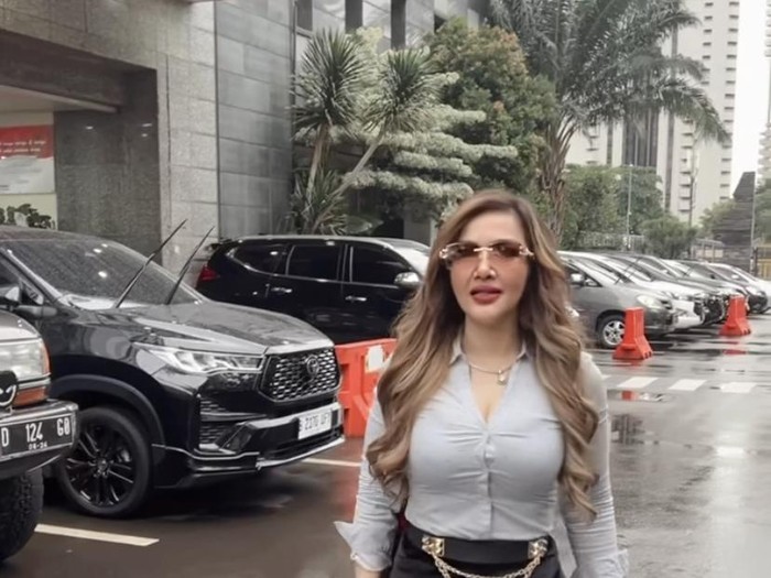 Keseruan Barbie Kumalasari Makan Tahu Gejrot hingga Durian