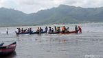 Keseruan Lomba Balap Perahu Nelayan di Pantai Cengkrong Trenggalek