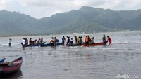 lomba tersebut diikuti oleh 23 perahu milik nelayan lokal.