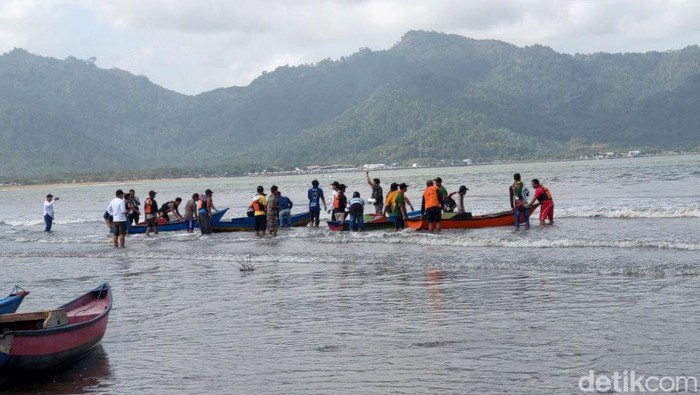 Keseruan Lomba Balap Perahu Nelayan di Pantai Cengkrong Trenggalek Keseruan Lomba Balap Perahu Nelayan di Pantai Cengkrong Trenggalek