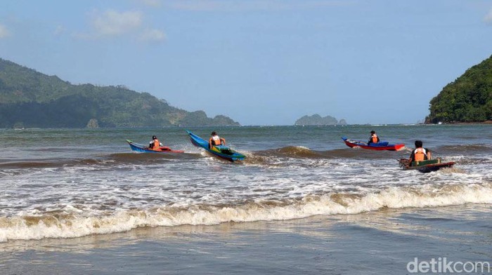 Keseruan Lomba Balap Perahu Nelayan di Pantai Cengkrong Trenggalek