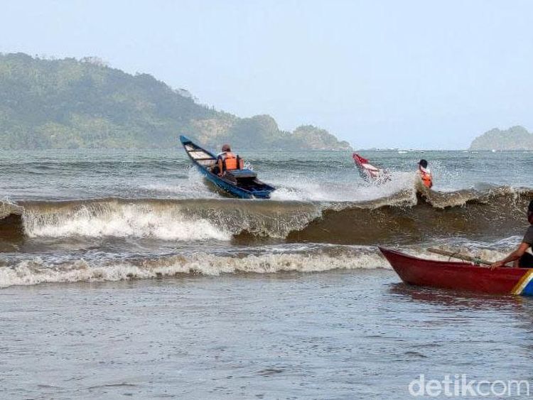 Keseruan Lomba Balap Perahu Nelayan di Pantai Cengkrong Trenggalek