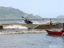 Keseruan Lomba Balap Perahu Nelayan di Pantai Cengkrong Trenggalek