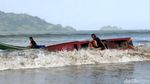 Keseruan Lomba Balap Perahu Nelayan di Pantai Cengkrong Trenggalek