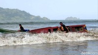 Beberapa peserta sempat terbalik saat menerjang ombak pertama, sehingga tidak dapat melanjutkan lomba.
