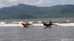 Keseruan Lomba Balap Perahu Nelayan di Pantai Cengkrong Trenggalek